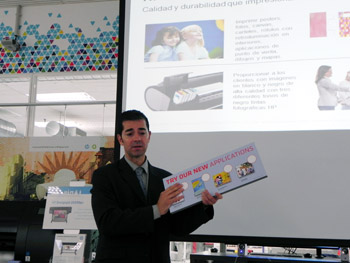 Xavier Valls mostr algunas de las mltiples aplicaciones de la impresora Designjet Z5400 y que las copisteras podrn exhibir...