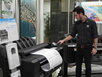 El escner integrado de la impresora HP Designjet T2500 eMultifuncin facilita el envo y escaneo de bocetos a los miembros del equipo...