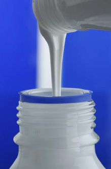 Botella de leche, uno de los ejemplos de los que la Qumica de Repsol mejora los criterios de medio ambiente