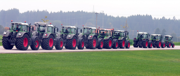 Vista parcial de algunos de los tractores mostrados a la prensa