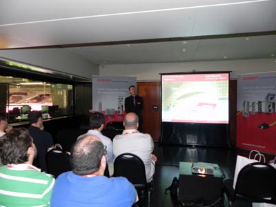 Javier Menchn, coordinador del departamento tcnico de Beckhoff Espaa, expuso a los clientes las ventajas del nuevo TwinCAT3...