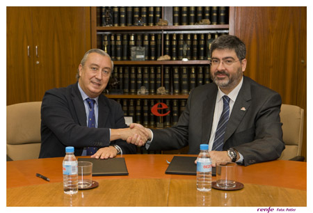 Firma del acuerdo por parte de los presidentes de Renfe y Mafex, Julio Gmez-Pomar y Vctor Ruiz Pieiro