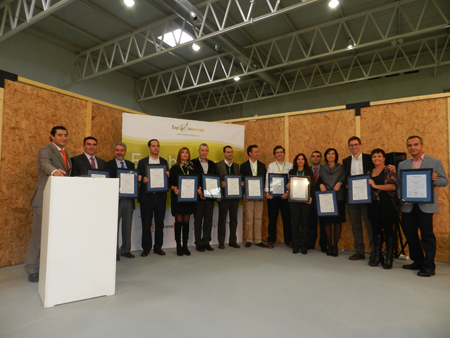 Javier Muoz, director de Aenor en Castilla y Len (izquierda en la foto), y los representantes de las empresas que obtuvieron el Certificado EnPlus...