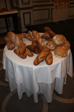 Mesa con una gran variedad de tipos de pan, en uno de los salones del Hotel Westin Palace de Madrid