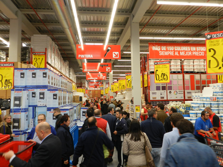 La inauguracin del nuevo centro de Brico Dept cont con una gran afluencia de personas