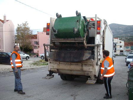 Recogida de basuras en la isla de Cefalonia (Grecia)