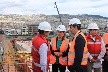 Ana Pastor, la ministra de Fomento de Espaa, supervisando la construccin del metro de Quito, Ecuador