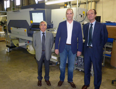 Josep Varias (centro), flanqueado por Jordi Rosell (izda.) y Rafael Carbonell, junto a la impresora Durst Tau 330 recientemente instalada...