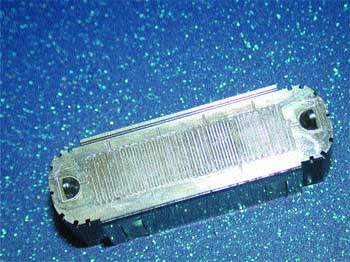 Molde de unos miccrodosificadores de medicamentos y un detalle del mismo