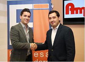 A la derecha Julio Castillo, responsable de Canal de Axis Communications Iberia de Axis y a la izquierda Juan Jos Garca, presidente de Amiitel...