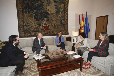 La presidenta de Castilla La Mancha, M Doleres de Cospedal, recibe a la presidenta de Asebio, Regina Revilla