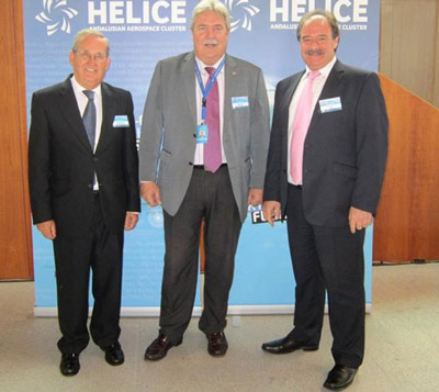 Arturo de Vicente (derecha), nuevo director de Hlice Cluster Aeroespacial Andaluz, acompaado por Manuel Cruz (izquierda) su predecesor en el cargo...