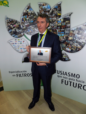 Roberto Aldea, director general de Filtros Carts, con la placa-homenaje a Vindemial Aldea, fundador de la compaa...