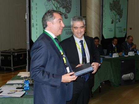 Roberto Aldea, entregando una placa-recuerdo del VI Congreso de Filtros Carts a Juan Carlos Montejano