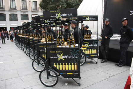 Carritos de la 'Experiencia de los Aceites de Oliva' apostados en la Plaza de Callao, en Madrid