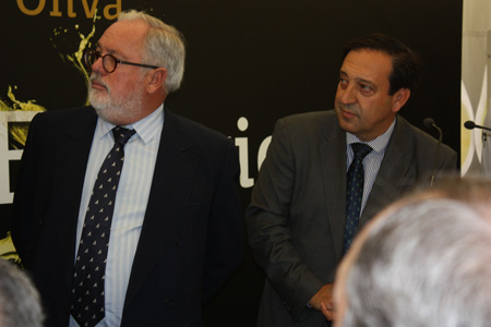 El ministro Miguel Arias Caete junto a Pedro Bueno, visualizando un vdeo promocional sobre el Aceite de Oliva