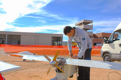 Ingeniero de Atlas preparando los primeros vuelos con vehculos areos no tripulados en sus instalaciones de Jan