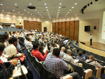 En la imponente sala de conferencias Ilan Geri y Jacob Harpaz fueron detallando las innovaciones desarrolladas