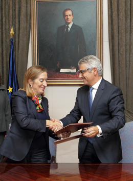 La ministra de Fomento, Ana Pastor, y el director general de Aecoc, Jos M Bonmat...