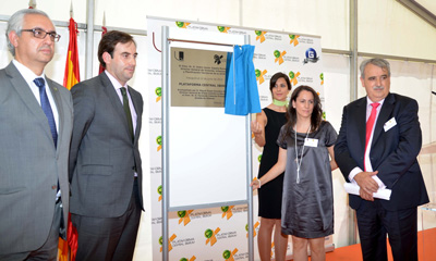 De izquierda a derecha: Fernando Cabanes, Isidro Javier Zapata, Nuria Muoz y Miguel ngel Gonzlez posan junto a la placa conmemorativa...