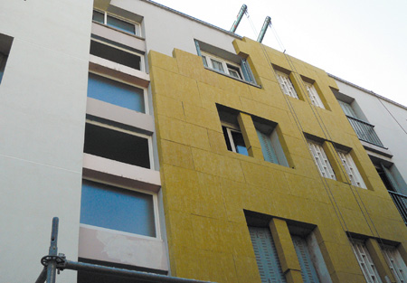 Revestimiento de la fachada de un edificio con lanas minerales de Isover