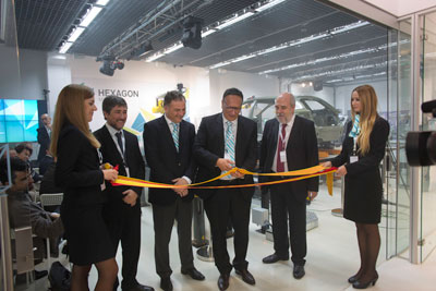 Inauguracin oficial con el corte de cinta por parte de Jordi Edo, director general de Hexagon Metrology Iberia