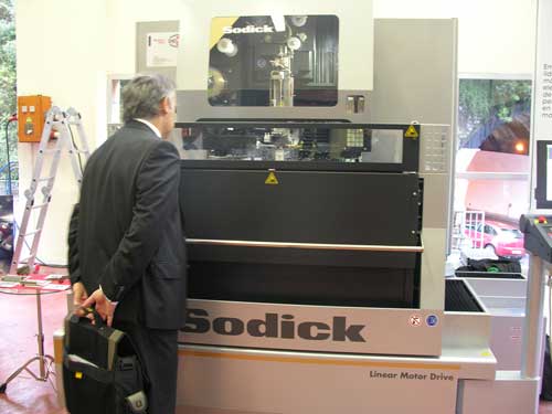 Machine of spark-erosion by thread Sodick AQ 600L (CNC LN2W) with 5 axles controlled