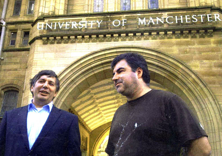Andre Geim y Kostya Novoselov, Premios Nobel de Fsica 2010 por el grafeno, ante la Universidad de Manchester
