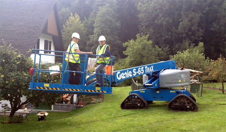 Gracias a sus orugas la plataforma Genie S-65 Trax puede trabajar sobre cualquier superficie