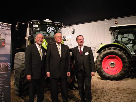 Los mximos responsables de Claas posaron ante el nuevo Tractor del Ao 2014, el Axion 850