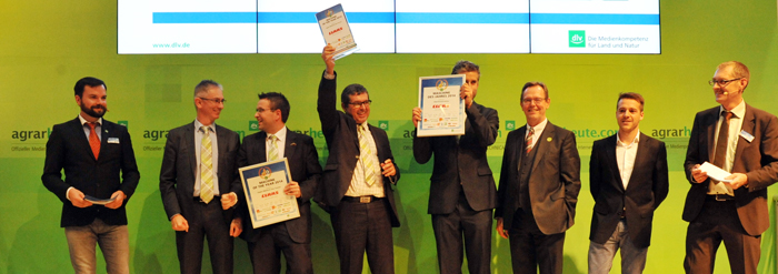 Los representantes de Claas recibiendo el premio de Tractor del Ao 2014