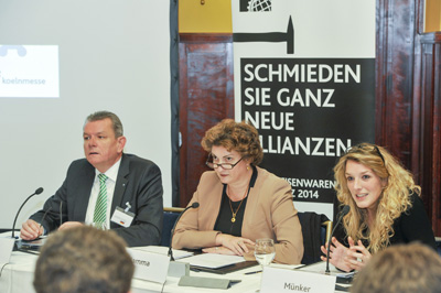 En la mesa, de izq. a dcha.: Wolfgang Kirchhoff, presidente del Consejo Asesor de Eisenwarenmesse; Katharina C...