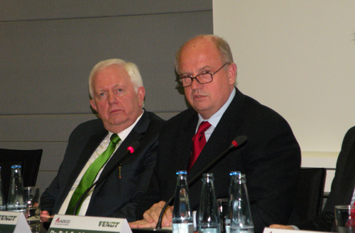 Martin Richenhagen (dcha.), CEO del Grupo Agco, junto a Peter-Josef Paffen (izq...
