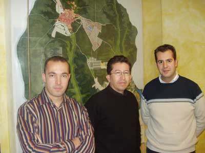 Equipo tcnico de Grupo Menchero junto a la maqueta de algunos desarrollos que llevarn a cabo en Borox (Toledo)