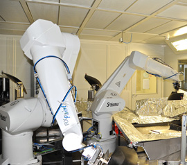 Dos robots para pintura Stubli RX 160 funcionando en estrecha coordinacin