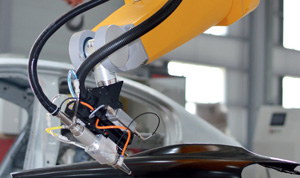 En China, robots RX 160 llevan a cabo el corte por lser de piezas de automvil