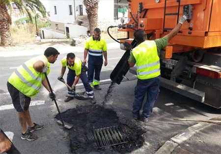 Trabajos de mantenimiento de carretera con el termocontenedor de asfalto en caliente AC 8000 E