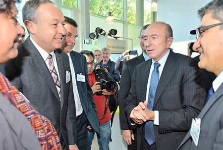 Laurent Abadie, CEO de Panasonic Europa (segundo por la izquierda) junto al alcalde de Lyon