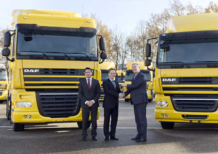 Gyorgy Waberer, presidente y CEO de Waberers (centro), recibe simblicamente las llaves de los primeros 250 camiones DAF por Ron Bonsen...