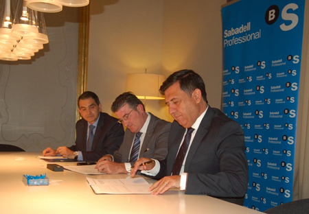 Firma del convenio entre Aselec y Sabadellcam