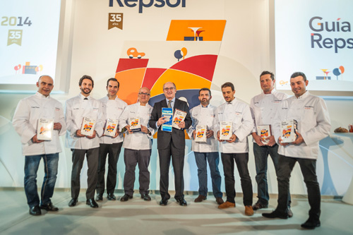 Antonio Brufau, presidente de Repsol, junto con los cocineros galardonados con tres Soles Gua Repsol