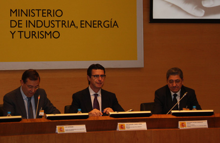 El ministro Jos Manuel Soria junto al presidente de Feique, Luis Serrano, y el exdirector general de Feique, Fernando Galbis...