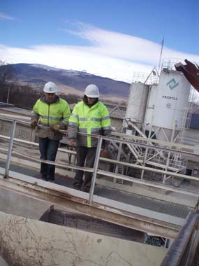 Operarios en la planta de Queixans (La Cerdanya)