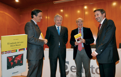 De izquierda a derecha: G. Dorronsoro, decano de Deusto Business School, I. Garmendia, presidente de EGA Master, L.A. Aranberri, periodista y J.J...