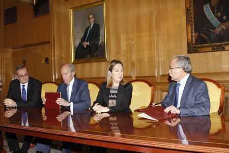 La ministra de Fomento, Ana Pastor, en la firma del convenio entre el presidente de Adif, Gonzalo Ferre...