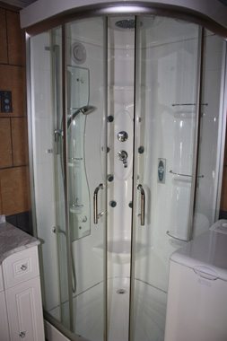 Cabina de ducha de hidromasaje con todo tipo de particularidades y comodidades