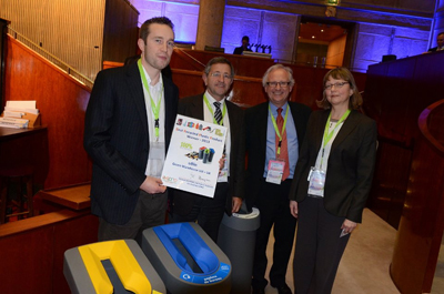 Will Hayes (izq.) y Sally Cassels (dcha.) recogen el premio Best Recycled Plastic Product 2013' en representacin de Green Warehouse...
