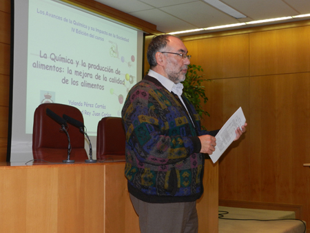 Bernardo Herradn, investigador y divulgador cientfico, durante la presentacin de la conferencia de 'La qumica y la produccin de alimentos'...