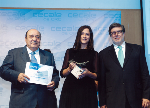 Elena Becoechea, actual gerente de Cicrosa, recibiendo el premio Cecale de Oro 2013