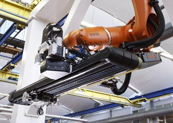 Ganador del vector de oro 2012: El Kuka Cobra. En el extremo del brazo robtico se encuentra montado un eje adicional que carga y descarga prensas...